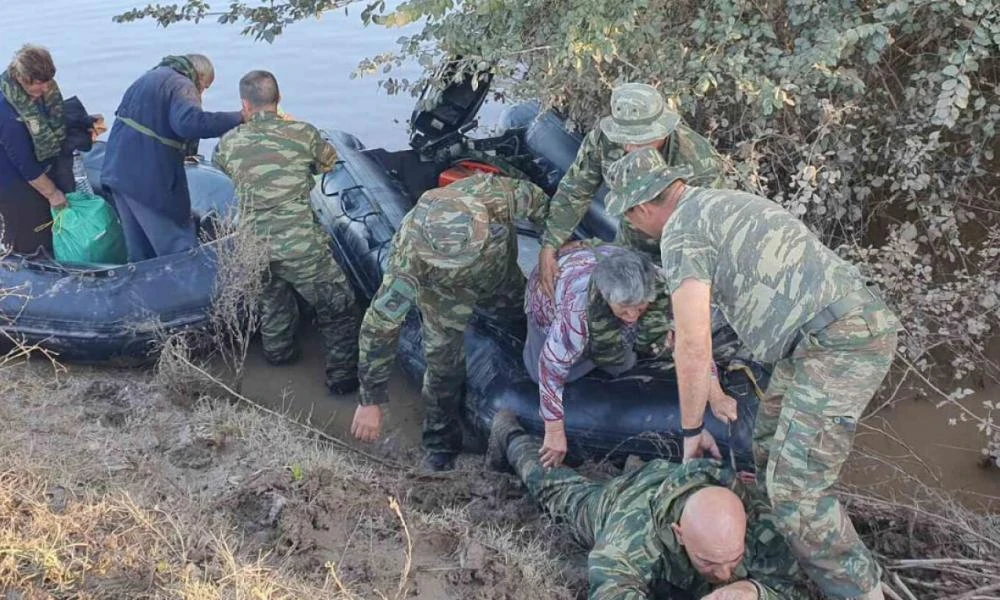 Αυτός είναι ο πεζοναύτης που ξάπλωσε στις λάσπες για να περάσουν πάνω του ηλικιωμένοι πλημμυροπαθείς